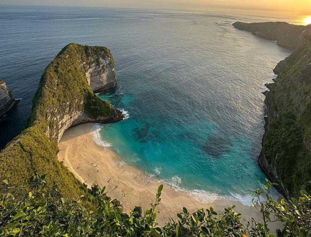 Dinobatkan sebagai Pantai Terpopuler se-ASEAN 2024, Ini 3 Destinasi Pantai Indonesia yang Wajib Kamu Kunjungi di 2025