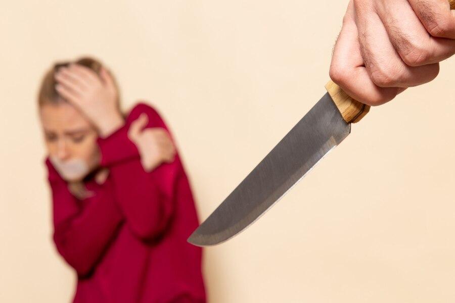 27 Arti Mimpi Ditusuk Orang Tak Dikenal, Simbol dan Pesan Tersembunyi