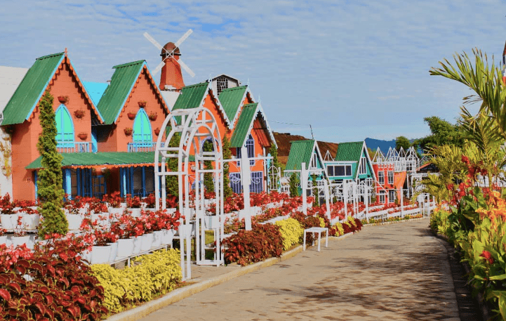 Flora Wisata Santerra de Laponte, Wahana Keluarga dengan Spot Instagramable di Malang