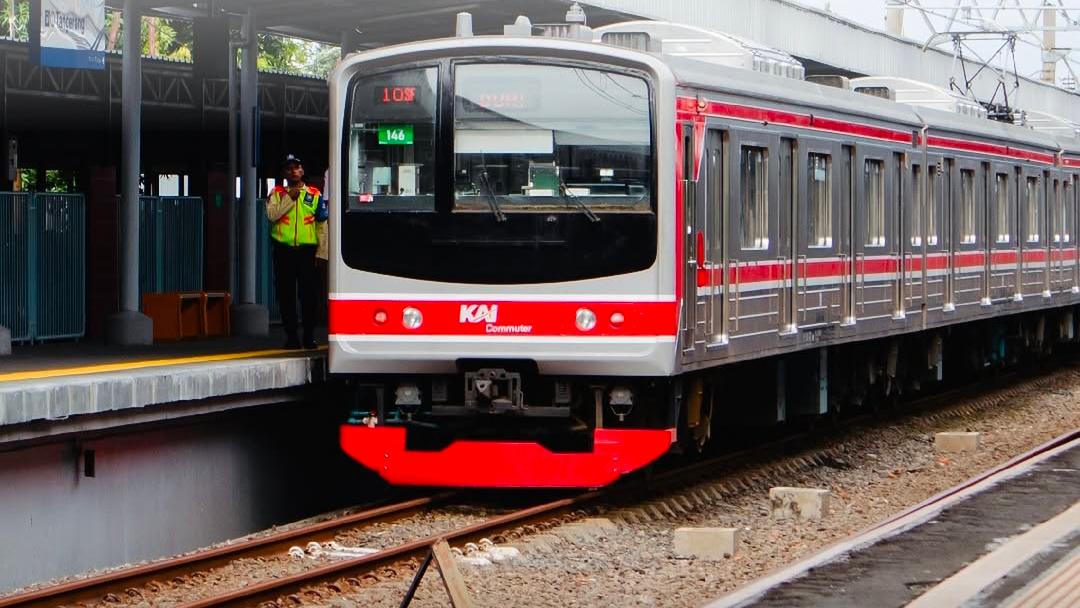 KAI Commuter Melarang Masyarakat Beraktivitas di Jalur Rel dan Area Stasiun