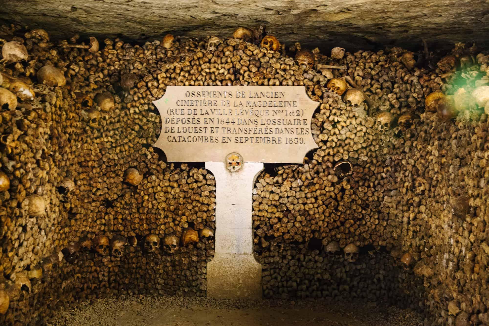 Menyusuri Keajaiban dan Sejarah Mengerikan Catacombs Paris