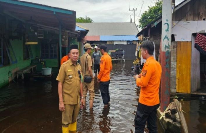 Banjir Melanda Sungai Lulut, Warga Mulai Mengungsi Secara Mandiri