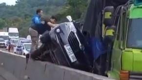 Gegara Truk Pecah Ban, Mobil Terjepit Pembatas Jalan di Tol Cipularang