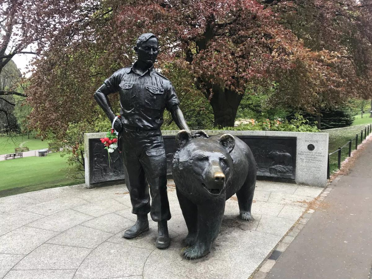 Patung Wojtek, Menghormati Beruang yang Menjadi Pahlawan dalam Perang Dunia II