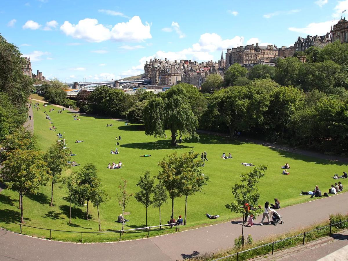Menelusuri Sejarah dan Keindahan Princes Street Gardens di Edinburgh