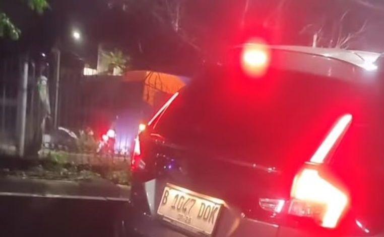 Mobil Dirusak Warga gegara Lawan Arah di Kebun Jeruk, Berakhir Damai