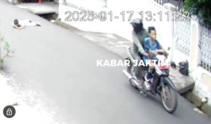 Pemotor Berpelat Merah Diduga Sengaja Jatuhkan Bocah di Duren Sawit usai Tabrak Korban