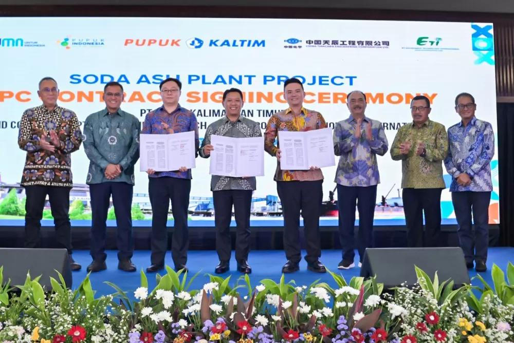 Pupuk Kaltim Tandatangani Kontrak EPC Pembangunan Pabrik Soda Ash Pertama di Indonesia
