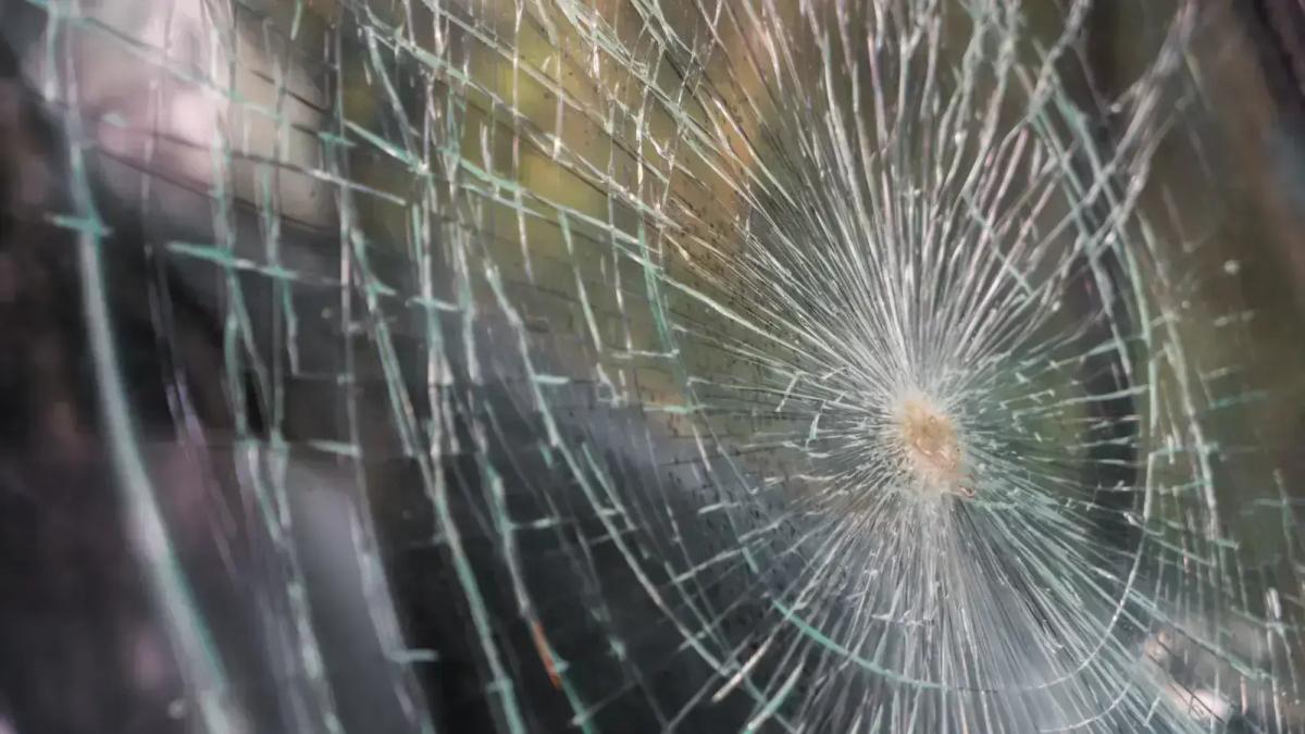 Lewat Jalan Licin, Pemotor Tewas Terlindas Truk di Palmerah