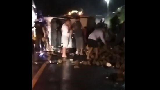 Pick Up Bermuatan Durian Terguling di Jalan Lampung, Bukannya Dibantu Malah Dijarah