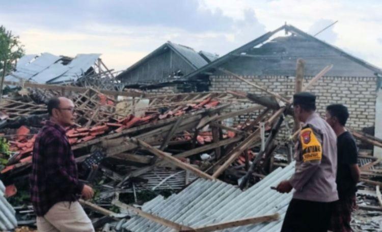 Gudang Garam di Pamekasan Roboh Diterjang Puting Beliung