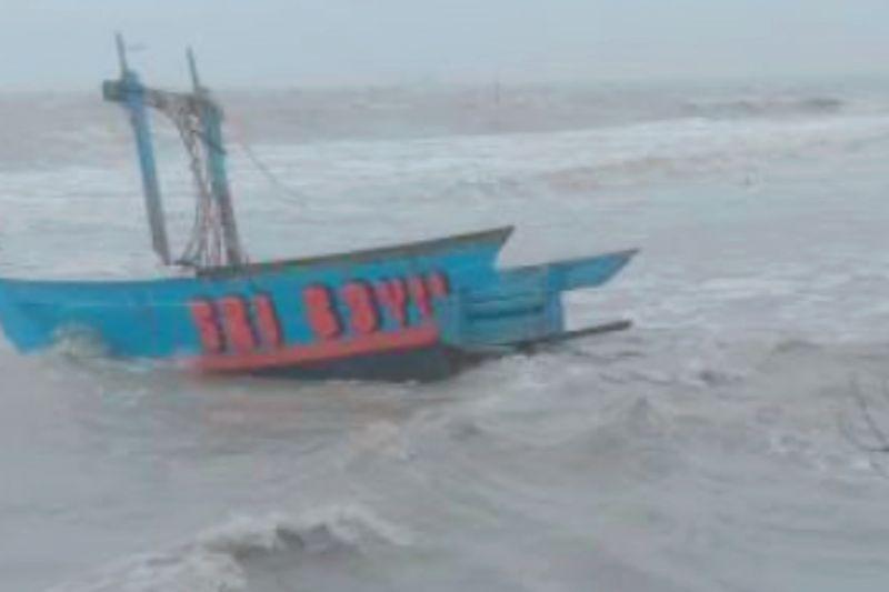 Nelayan Karawang Tewas dan Satu Hilang Akibat Perahu Karam Dihantam Ombak