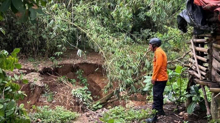 2 Keluarga Mengungsi Akibat Tanah Gerak Karena Hujan Deras di Bogor