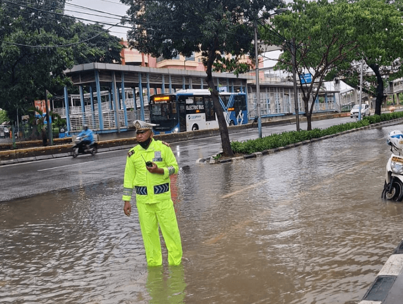 Hingga Rabu Pagi Banjir Rendam 52 RT dan 22 Ruas Jalan di Jakarta, Ketinggian Air di Jakbar Capai 1 Meter