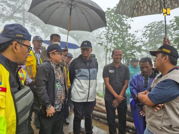 Menteri PU Tinjau Penanganan Longsor dan Banjir di Pekalongan