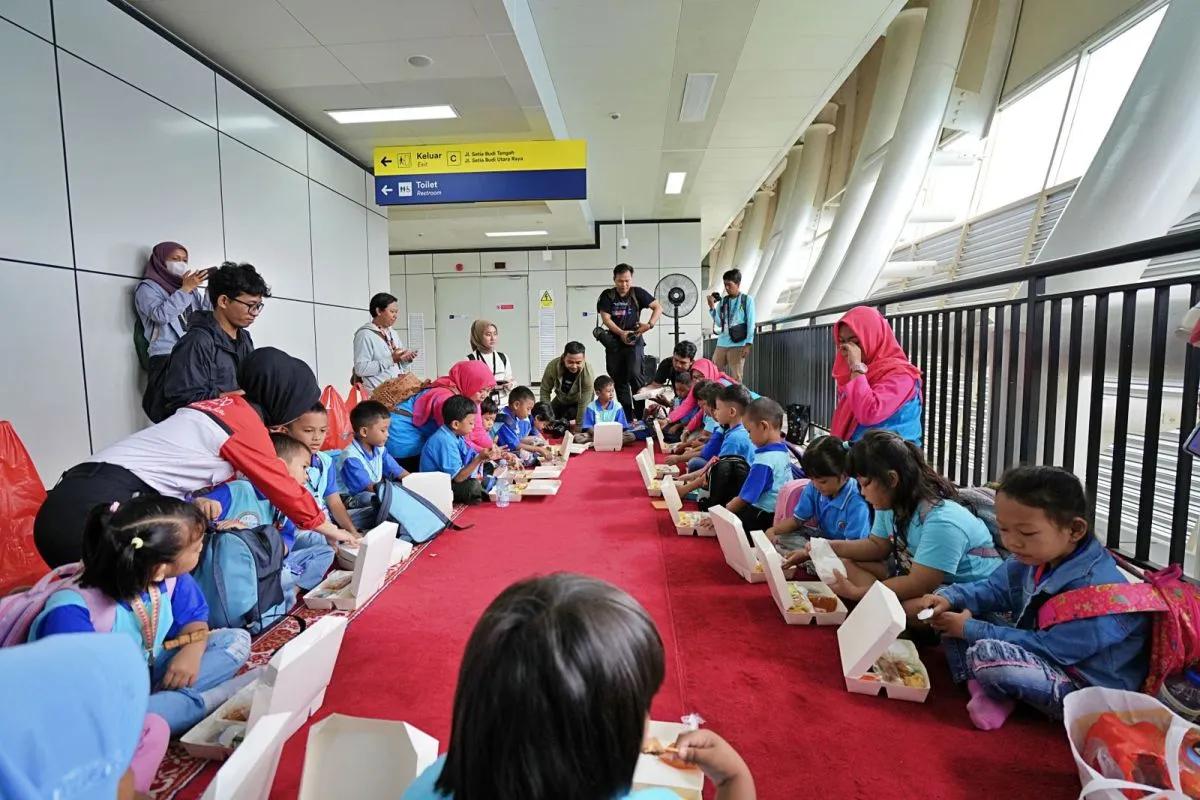 Hari Gizi Nasional, KAI Berikan Makanan Bergizi ke Peserta Edutrain LRT Jabodebek