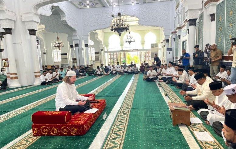 Bule Australia Masuk Islam di Masjid Raya Baiturrahman Aceh, Langsung Ganti Nama