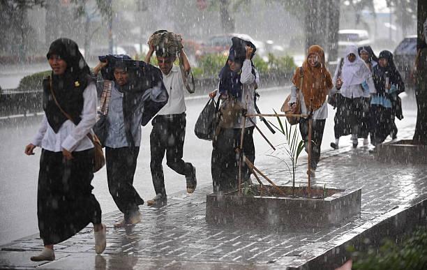 BMKG: Cuaca Jakarta Hari Ini Didominasi Awan Tebal dan Hujan Ringan