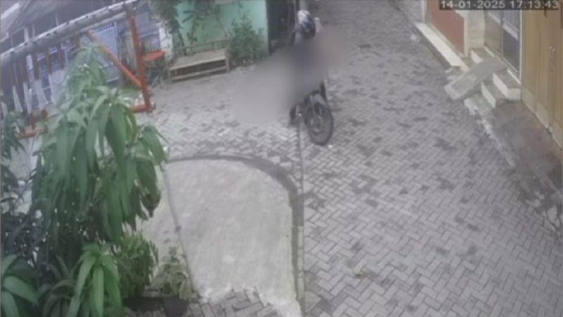 Tega! Terekan CCTV Guru SD Banting Balita di Perumahan Tangerang