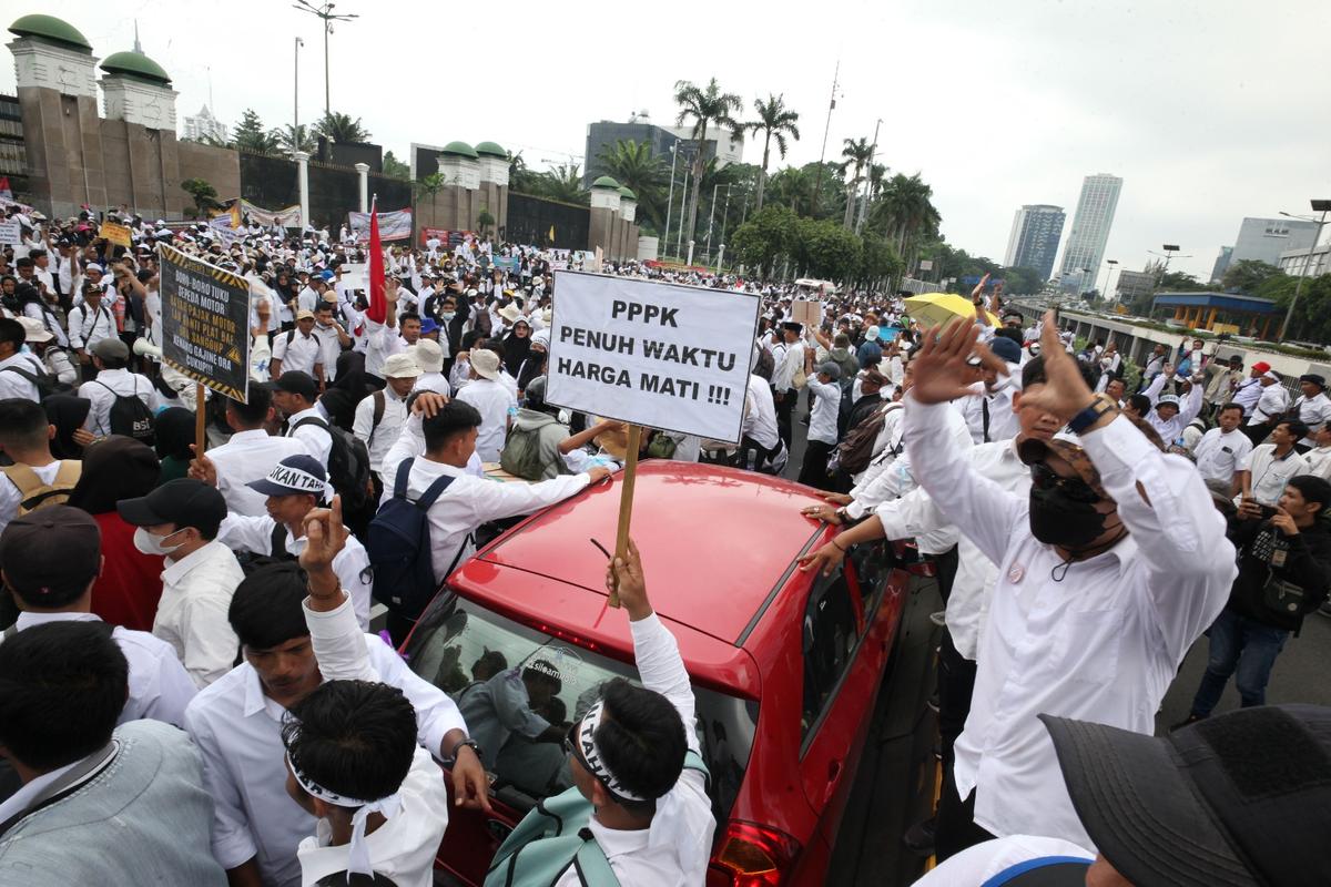 Tolak PPPK Paruh Waktu, Ribuan Tenaga Honorer Gelar Aksi di DPR