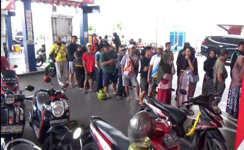 Kelangkaan Paksa Warga Antre Mengular di SPBU Fatmawati demi LPG 3 Kg
