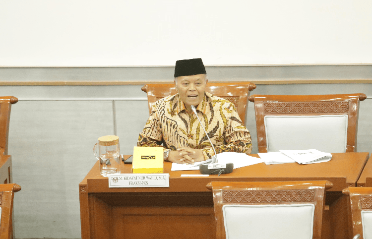 Raker di Komisi 8 DPR dengan KemenPPPA, HNW Dorong Koordinasi Lintas Komisi Terkait Aturan Pembatasan Internet pada Anak