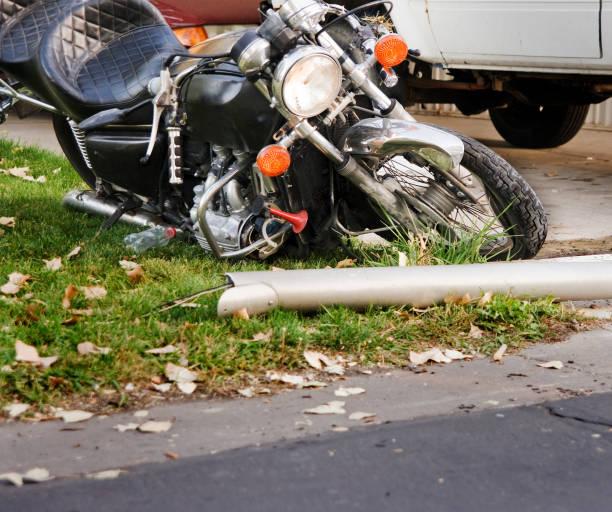 Diduga Mengantuk, Pemotor Tabrak Separator di GDC Depok Hingga Motor Terbalik