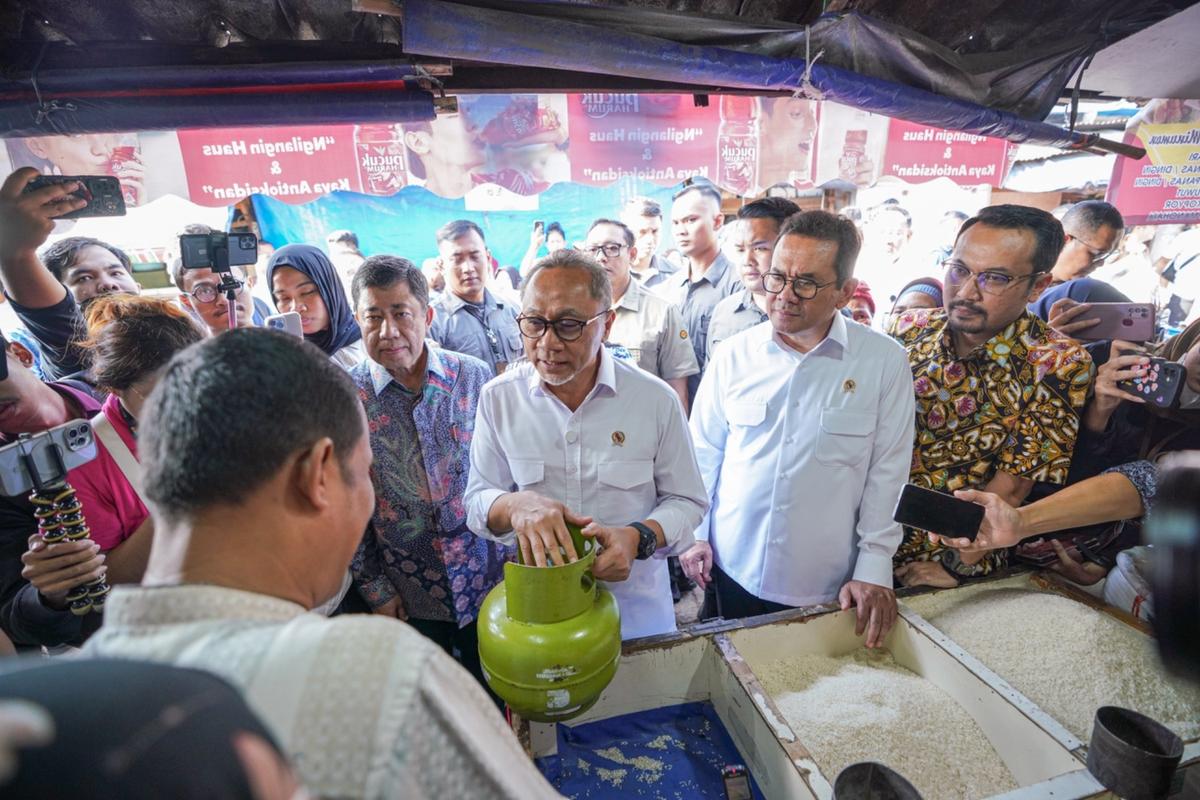 Menko Pangan dan Mendag Tinjau Sub Pangkalan di  Klender, Pastikan Penyaluran LPG 3 Kg Aman Bagi Masyarakat