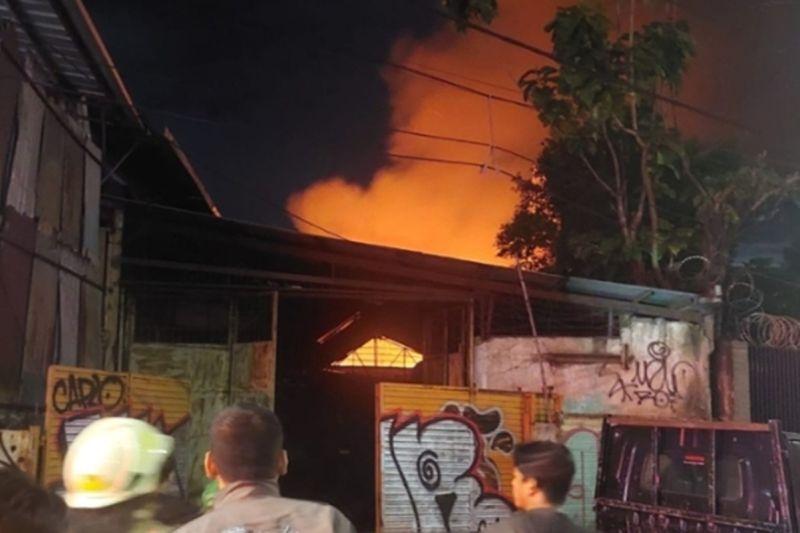 Kerugian Kebakaran Rumah hingga Bengkel di Kebon Jeruk Capai Rp700 Juta