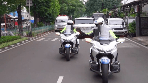 Patwal RI 1 Langsung Minggir saat Ambulans Lewat, Patut Ditiru Pejabat Lain!