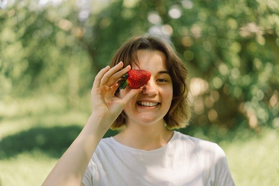 Mengapa Gen Z Disebut Strawberry Generation? Ini Penjelasannya!