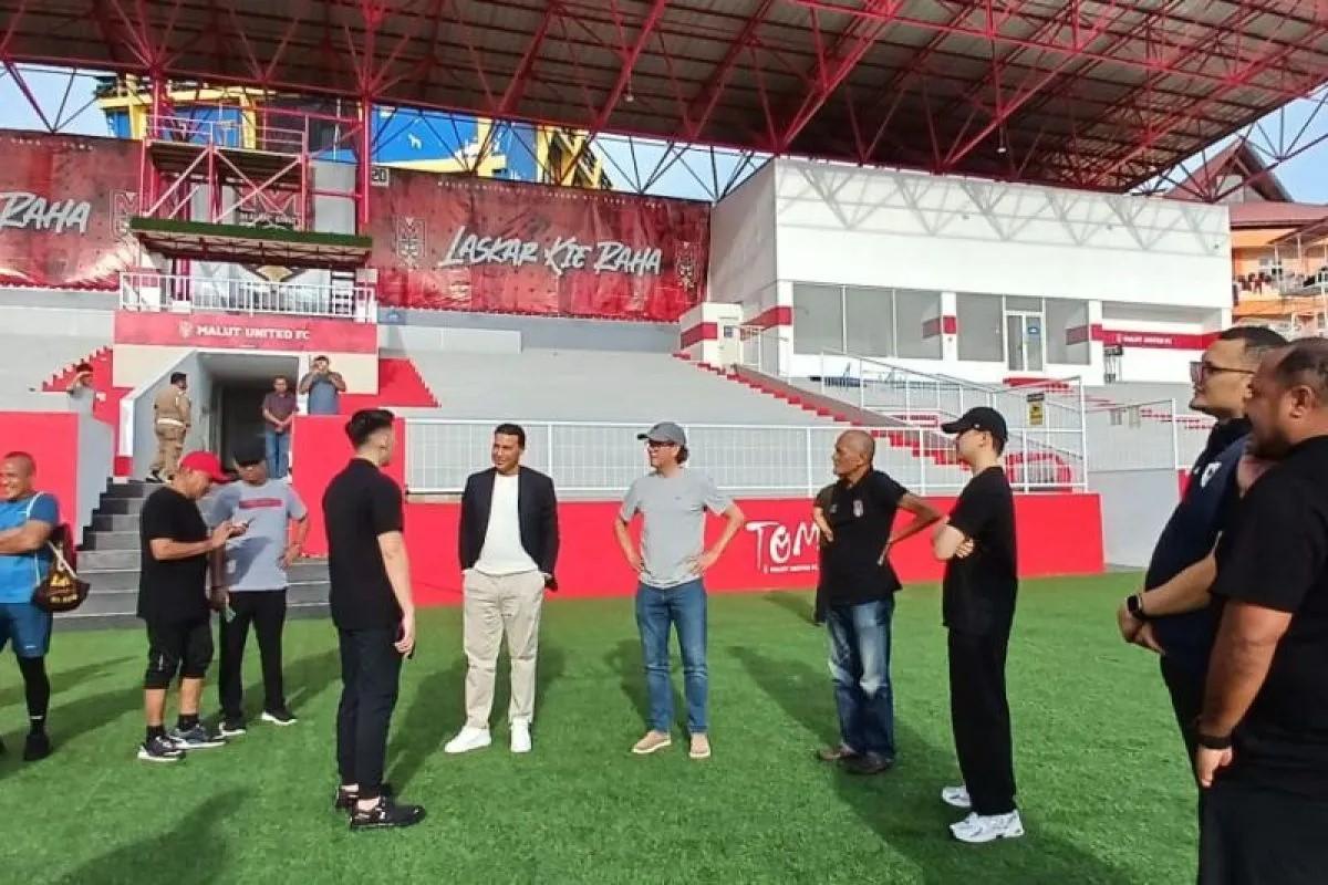 Dua Asisten Patrick Kluivert Saksikan Malut United FC vs Borneo FC