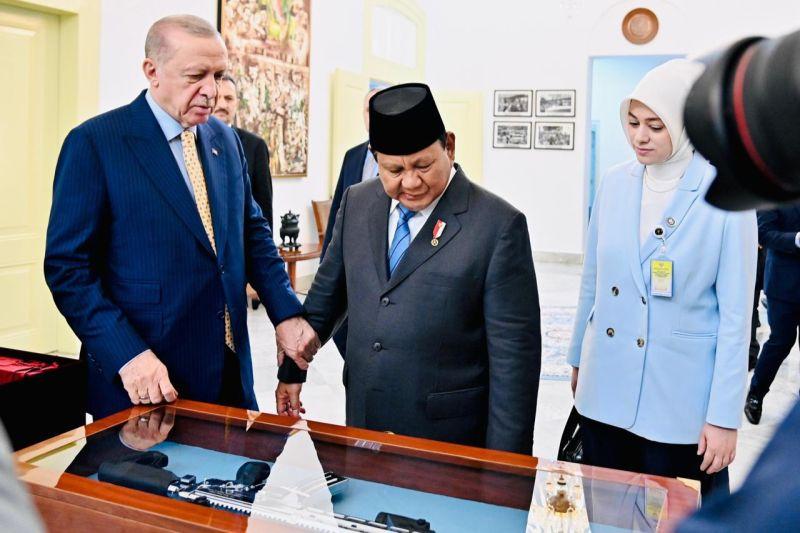 Presiden Prabowo dan Presiden Erdogan Tukar Cenderamata Bersejarah: Senjata Khas dan Keris