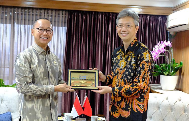 Pimpinan MPR Eddy Soeparno Terima Dubes China, Sepakat Kolaborasi Untuk Penguatan Transisi Energi Indonesia