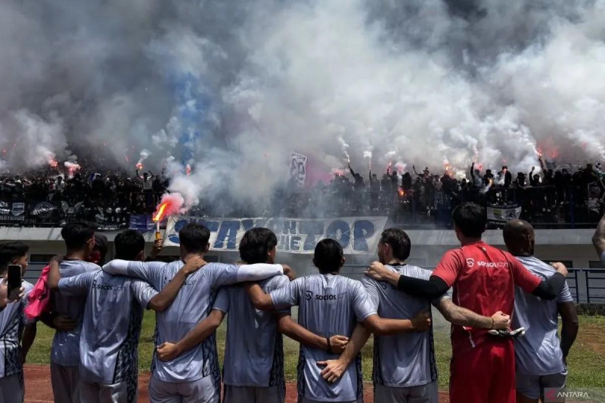 Ribuan Bobotoh Hadir Dukung Latihan Persib Jelang Laga Tandang Hadapi Persija