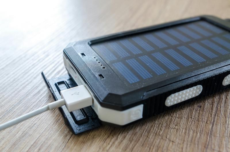 Amankah Mengisi Daya HP dengan Power Bank? Ini Faktanya!