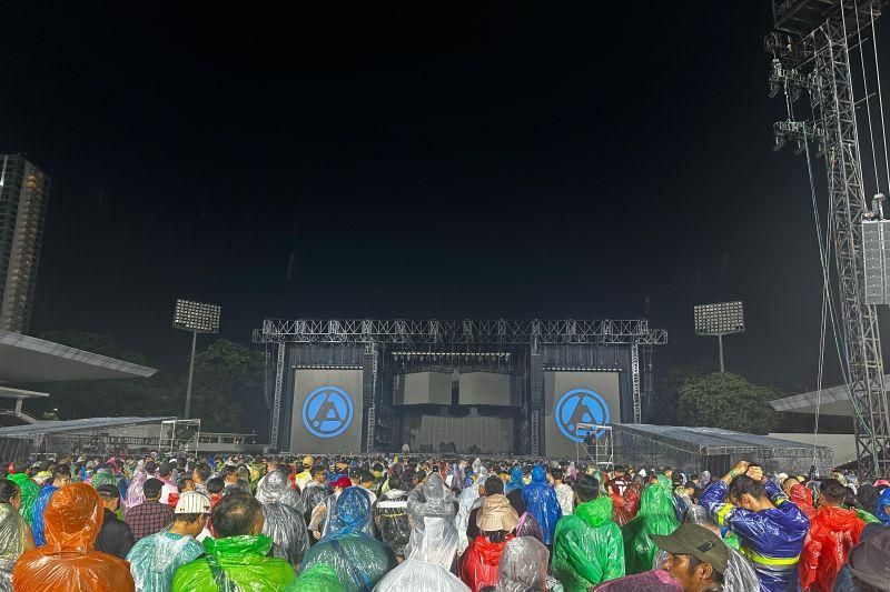 Diterjang Hujan Deras, Antusiasme Penonton Linkin Park di GBK Tak Luntur