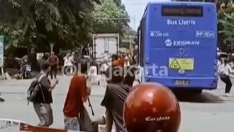 Viral Penumpang Panik gegara Bus TransJakarta Terjebak di Perlintasan Kereta