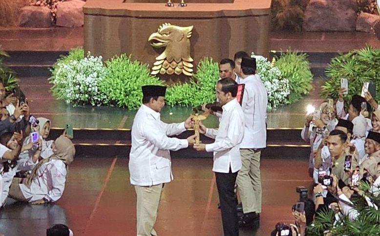 Momen Prabowo Beri Keris ke Jokowi sebagai Bukti Persahabatan Erat