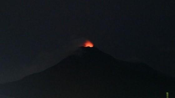 Berstatus Awas, Puncak Gunung Lewotobi Laki-laki Keluarkan Sinar Api