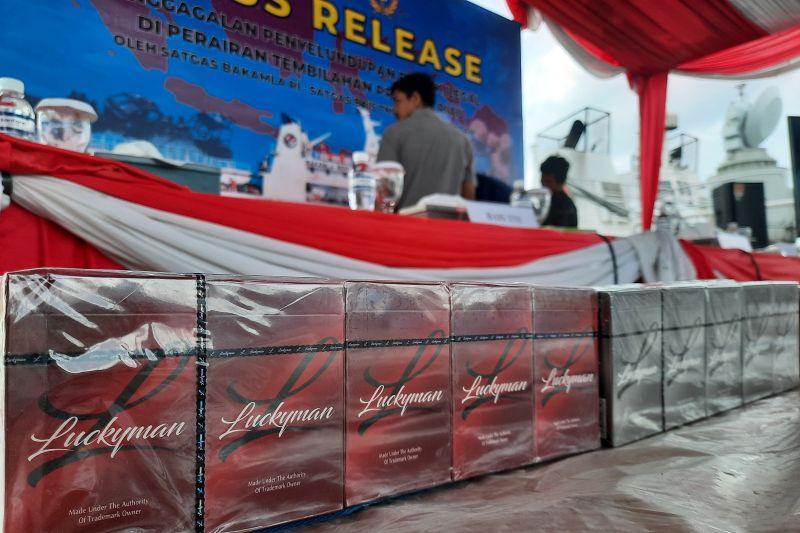 Bakamla dan BAIS Tangkap Kapal Selundupan Rokok Ilegal di Perairan Riau