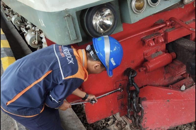 Truk Ditabrak Kereta di Jember gegara Terobos Perlintasan, 1 Orang Tewas