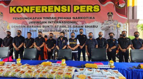 Tim Gabungan Bea Cukai dan Kepolisian Bengkalis Gagalkan Upaya Penyelundupan 87,7 Kilogram Sabu di Perairan Sepahat