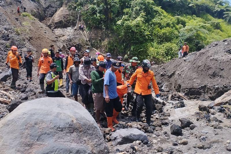 Tebing 50 Meter Longsor di Blitar, 2 Orang Tewas