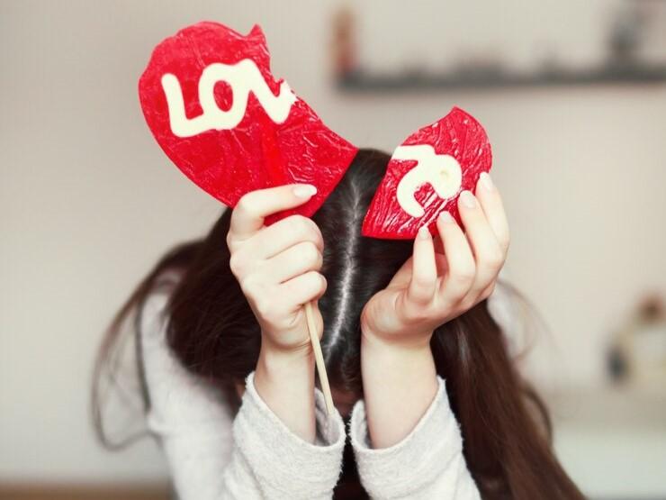 Love Bombing, Ketika Cinta Berlebihan Menjadi Sinyal Bahaya