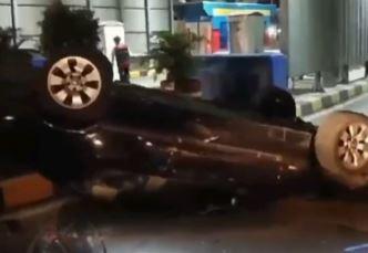 Mobil Brio Tabrak BMW hingga Terbalik di GT Jakasampurna Bekasi Diduga Kabur usai Kepergok Mesum