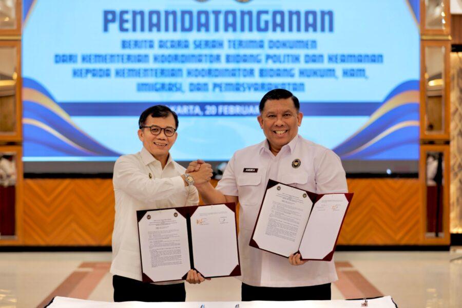 Kemenko Polkam Serah Terima Dokumen Kerja ke Kemenko Kumham Imipas