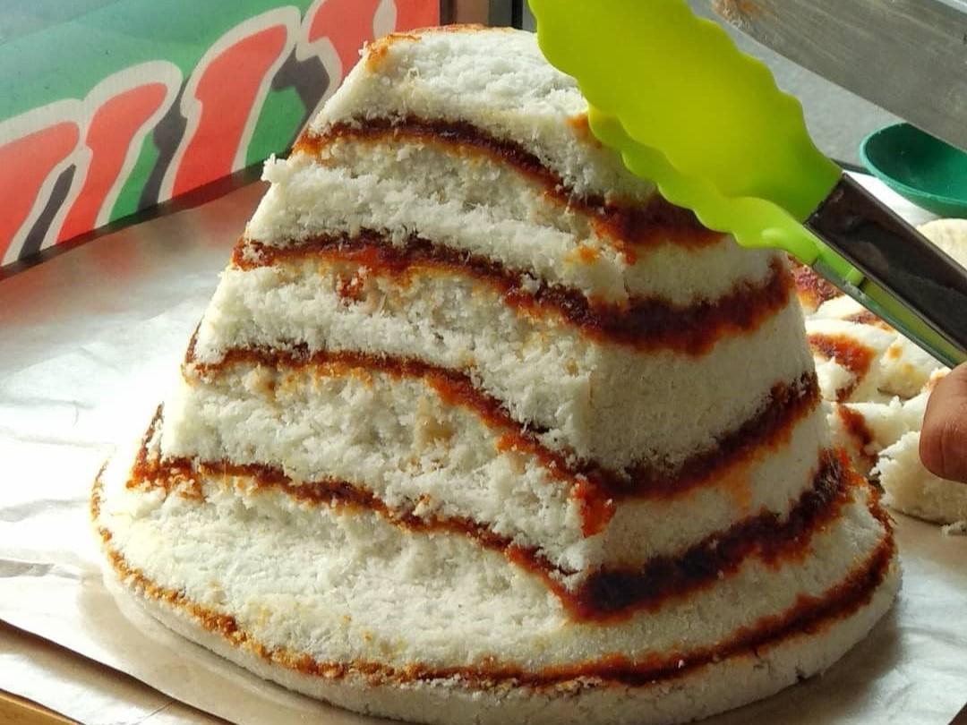 Kue Dongkal, Si Manis Berlapis Kelapa yang Masih Eksis di Tengah Modernisasi