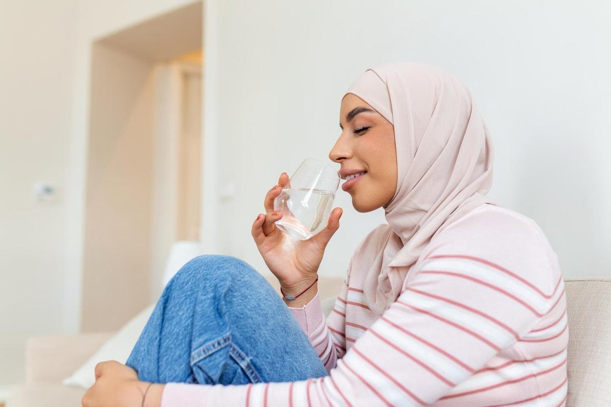 Teknik Minum 2-4-2, Bisa Cegah Haus dan Pusing Saat Berpuasa