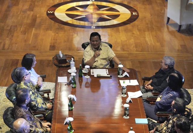 Presiden Prabowo Bahas Isu Strategis dengan Pimpinan Redaksi di Hambalang